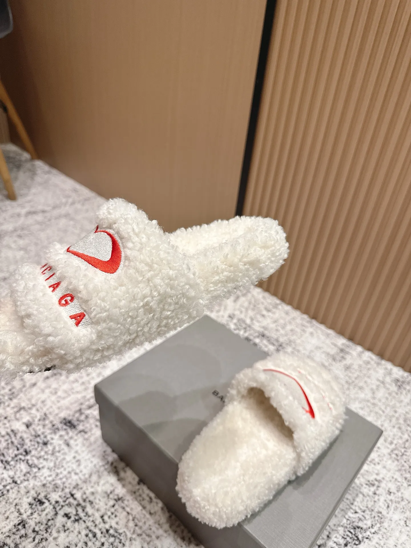 Factory direct sales p380🐘🐘Women's shoes, women's clothing, top version BALENCIAGA ~ Balenciaga fur slippers with new Balenciaga political Campaign logo embroidery! A favorite among European and American celebrities, celebrities, and internet celebrities, the upper is exquisite, hand-sewn and threaded, fluffy and soft against the skin.  This can be worn all year round! Wear it with socks in spring, autumn and winter, or wear it alone in summer. It looks good and is comfortable. The upper is wide, showing your feet and calves, and stepping into it is like bare feet on a carpet. It really matches, wears, and looks so good. When you put it on, it looks casual and simple fashion. It has a high-end feel and is invincible when you go out on the street! Size: 35-40